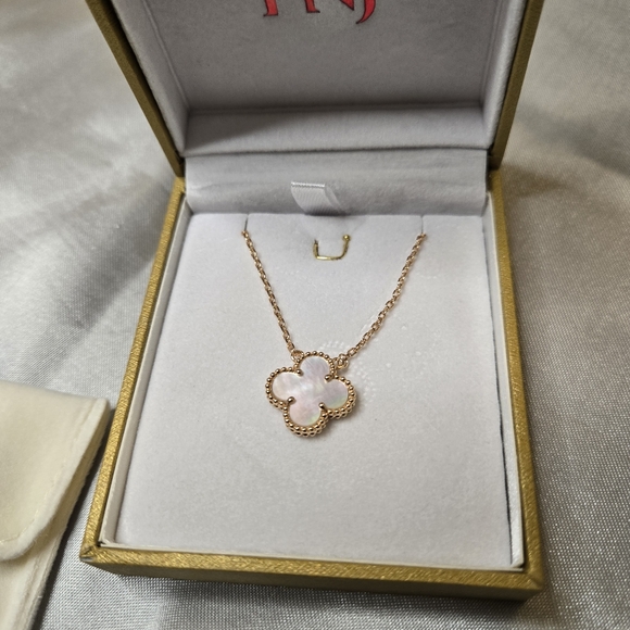 PNJ Women's 3-pc Pearl White Clover Set, Necklace, Bracelet, Post Earrings - Picture 6 of 7